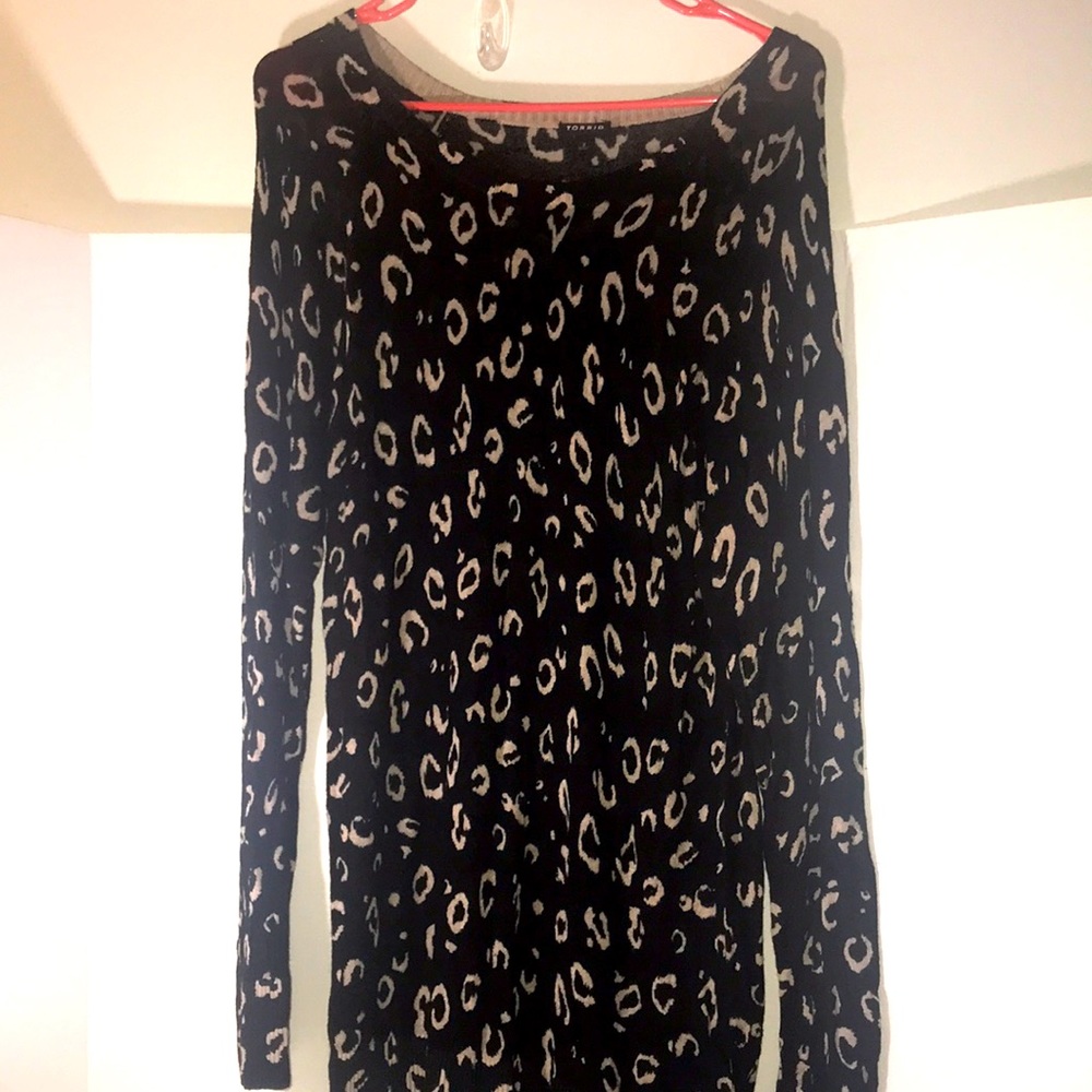 Torrid tunic size 2 long sleeves light weight black cream 100% rayon
